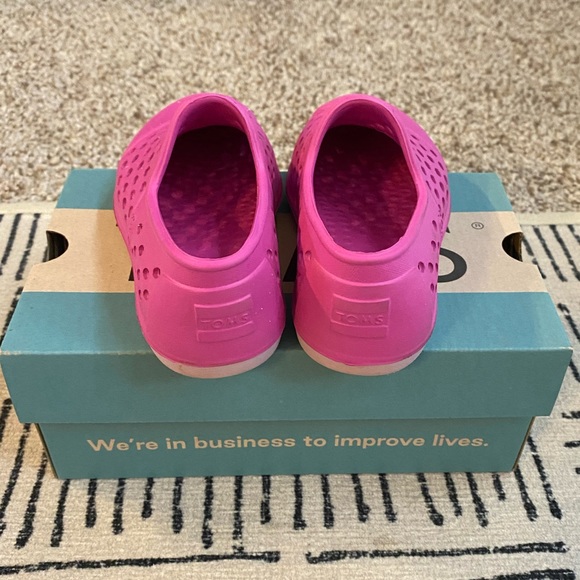 EUC Toddler girls Toms with box - Picture 3 of 3